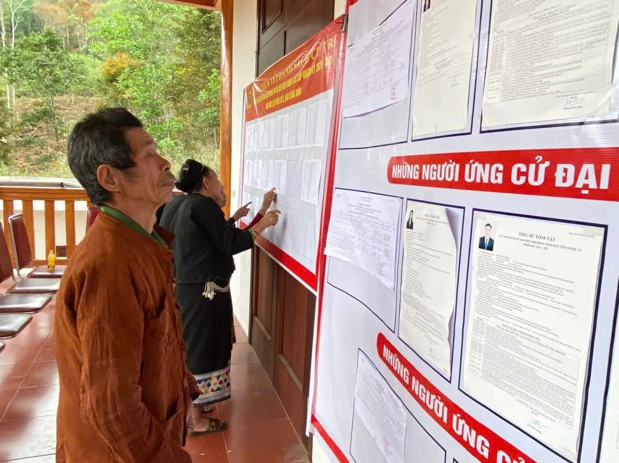 Người đồng bào Ơ Đu bản Văng Môn háo hức chờ ngày bầu cử.jpg