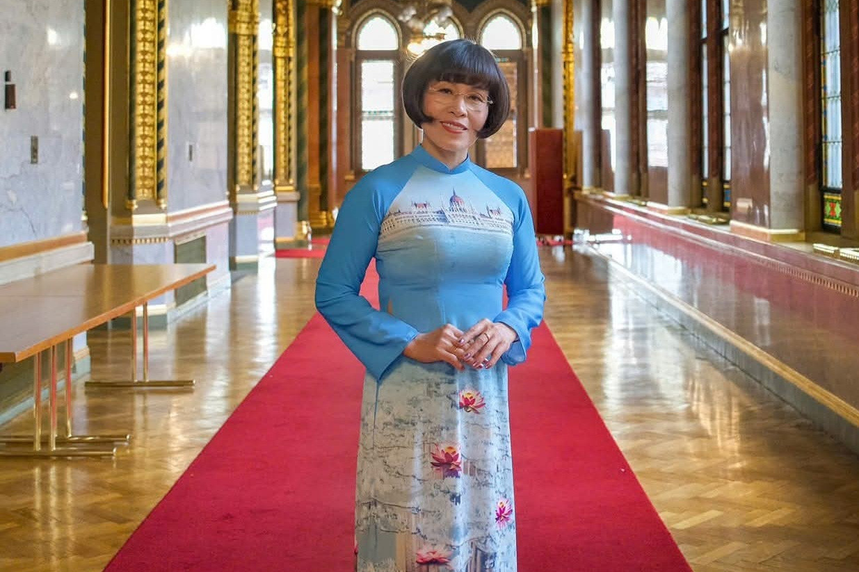 Nữ kiều bào vượt đường xa vạn dặm từ châu Âu về nước kịp ngày bầu cử