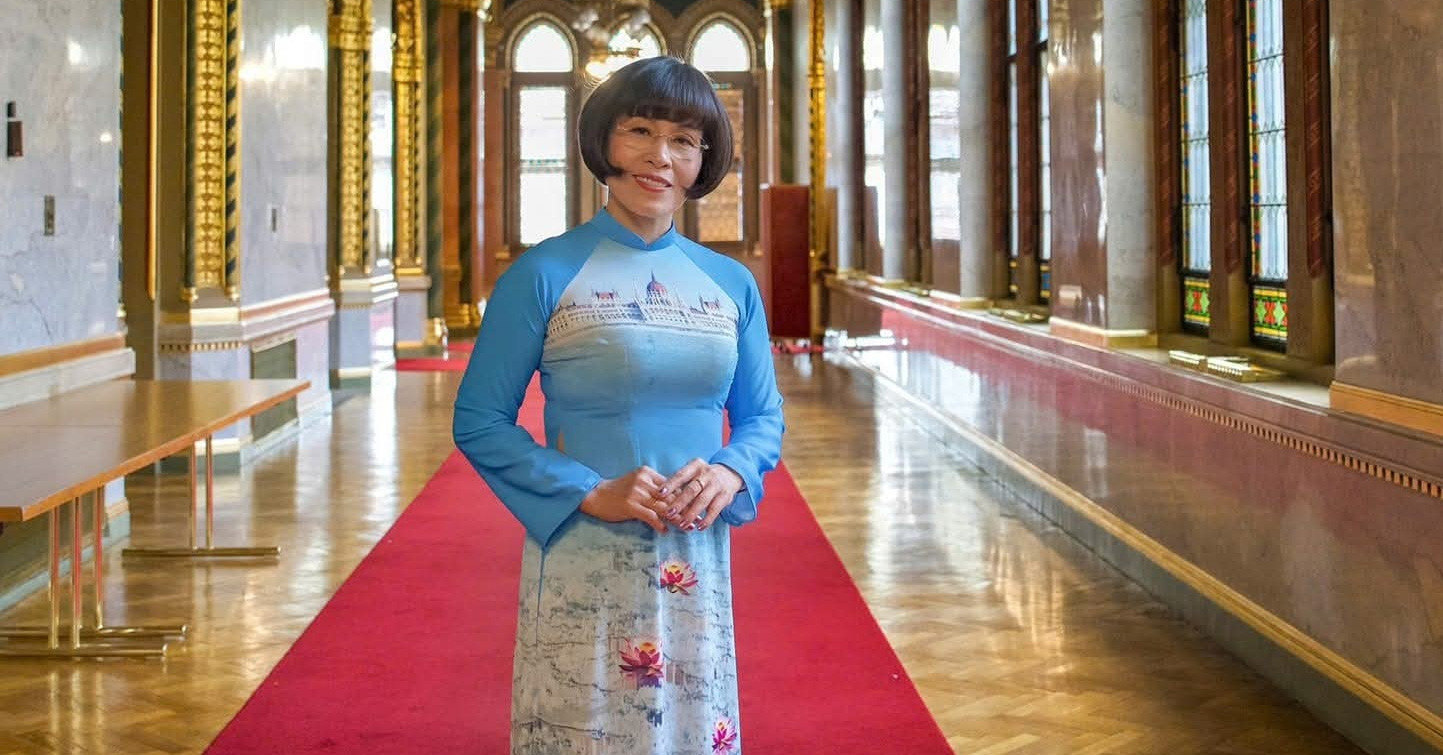 Nữ kiều bào vượt đường xa vạn dặm từ châu Âu về nước kịp ngày bầu cử