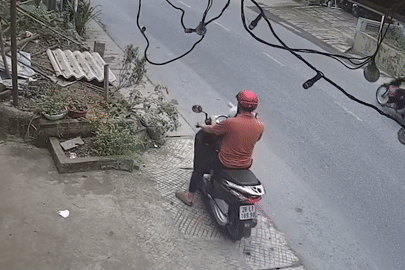 Ông bố bất cẩn để con trai vặn nhầm tay ga, cái kết khiến nhiều người thót tim.