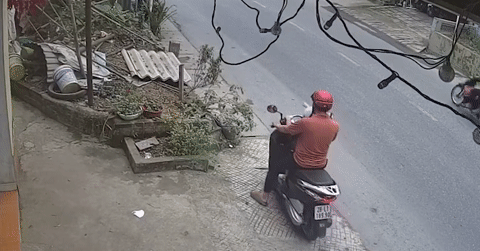 Ông bố bất cẩn để con trai vặn nhầm tay ga, cái kết khiến nhiều người thót tim.