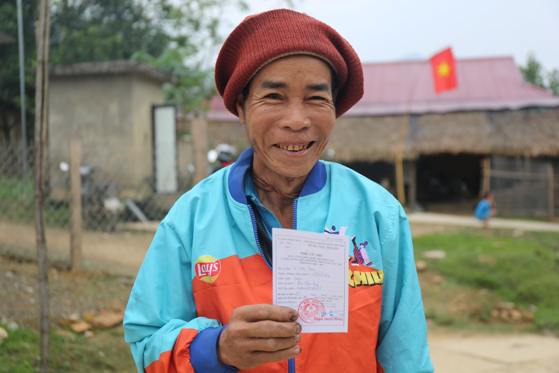 Ông La Văn Nam hồ hởi cầm thẻ cử tri đi bầu cử.JPG