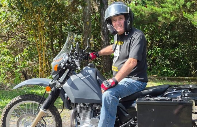 Ông lão 77 tuổi một mình đi vòng quanh thế giới bằng xe máy