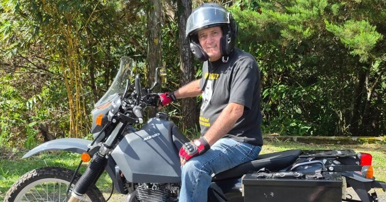 Ông lão 77 tuổi một mình đi vòng quanh thế giới bằng xe máy