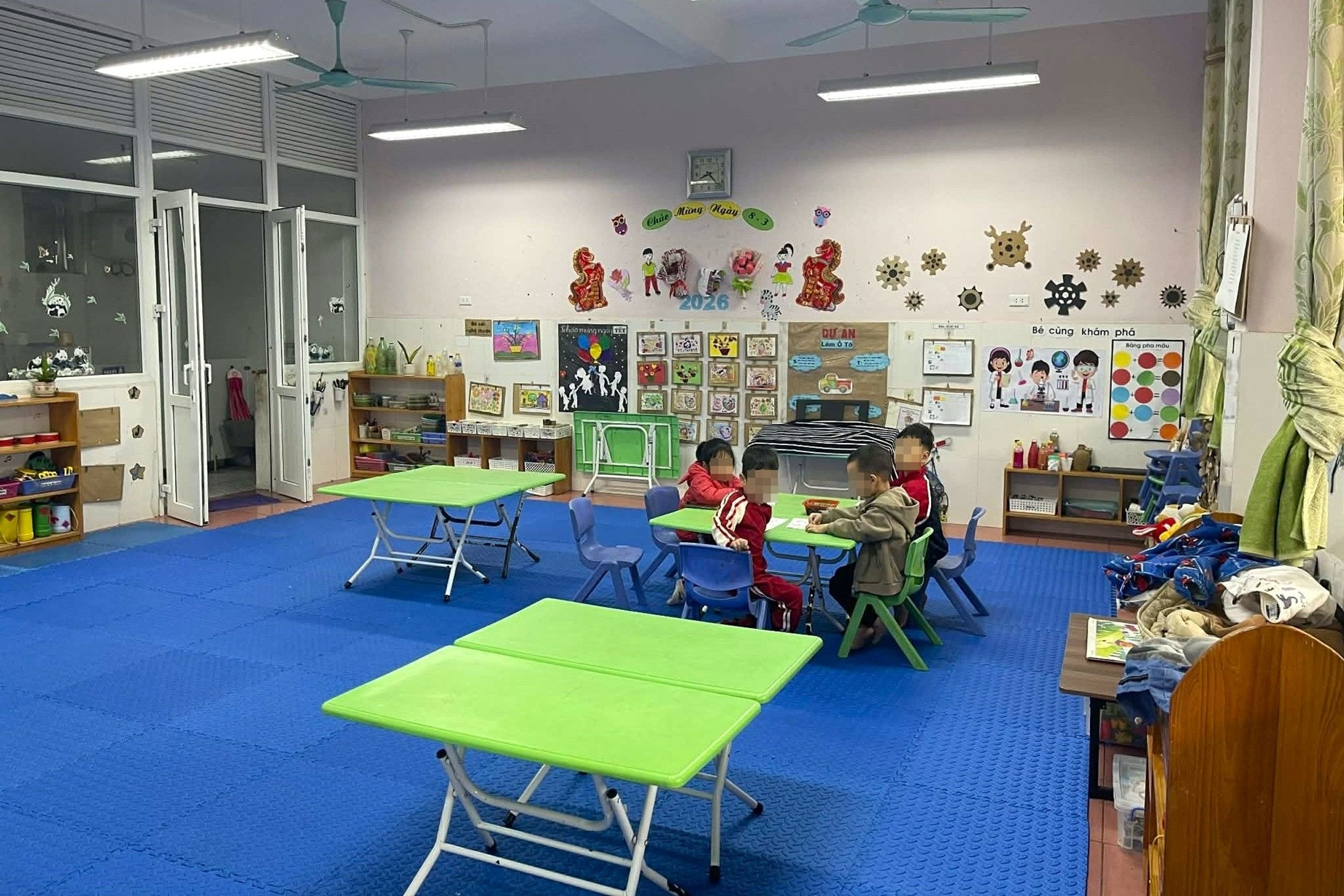 Phụ huynh bất ngờ vì lớp con vắng tanh ở giờ chính khóa, hiệu trưởng nói gì?