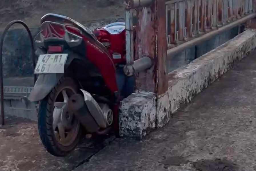 Rơi xuống cửa xả sâu hàng chục mét, người đàn ông tử vong, xe máy mắc kẹt trên bờ