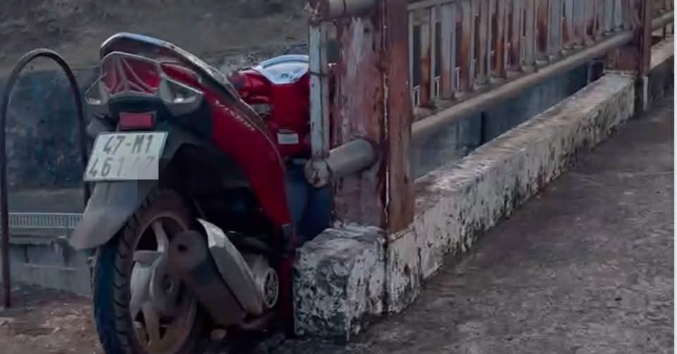 Rơi xuống cửa xả sâu hàng chục mét, người đàn ông tử vong, xe máy mắc kẹt trên bờ