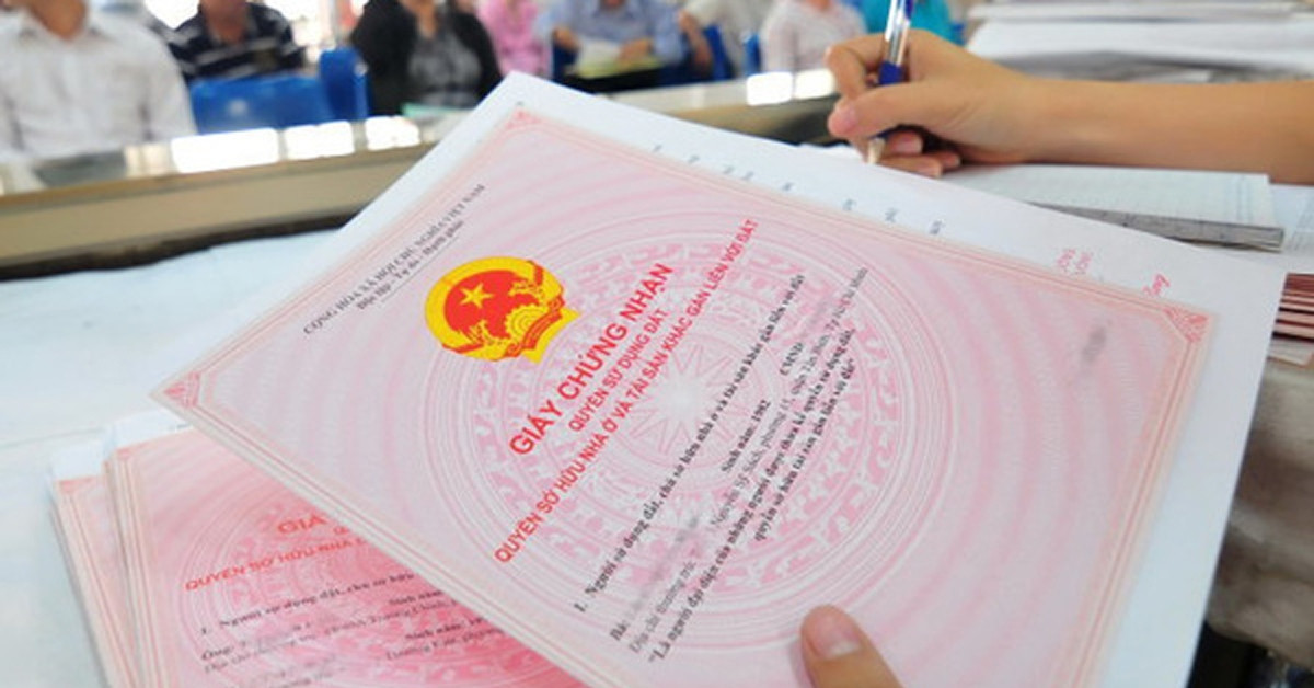 Sổ hồng đứng tên vợ, người chồng có phải ký hợp đồng bán nhà không?