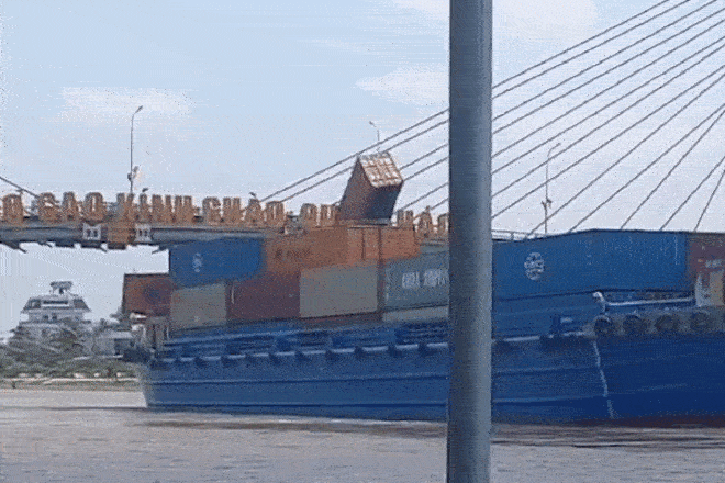 Tàu 4.000 tấn vướng dây điện trên kênh Chợ Gạo, container rơi xuống nước