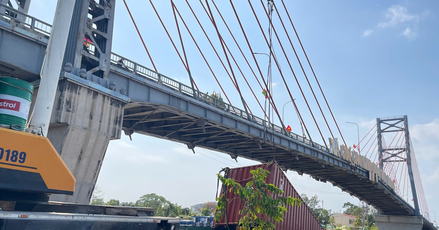 Tàu 4.000 tấn vướng dây điện trên kênh Chợ Gạo, container rơi xuống nước