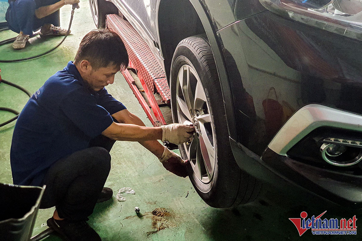 thay lop bi hong 2 1048.jpg