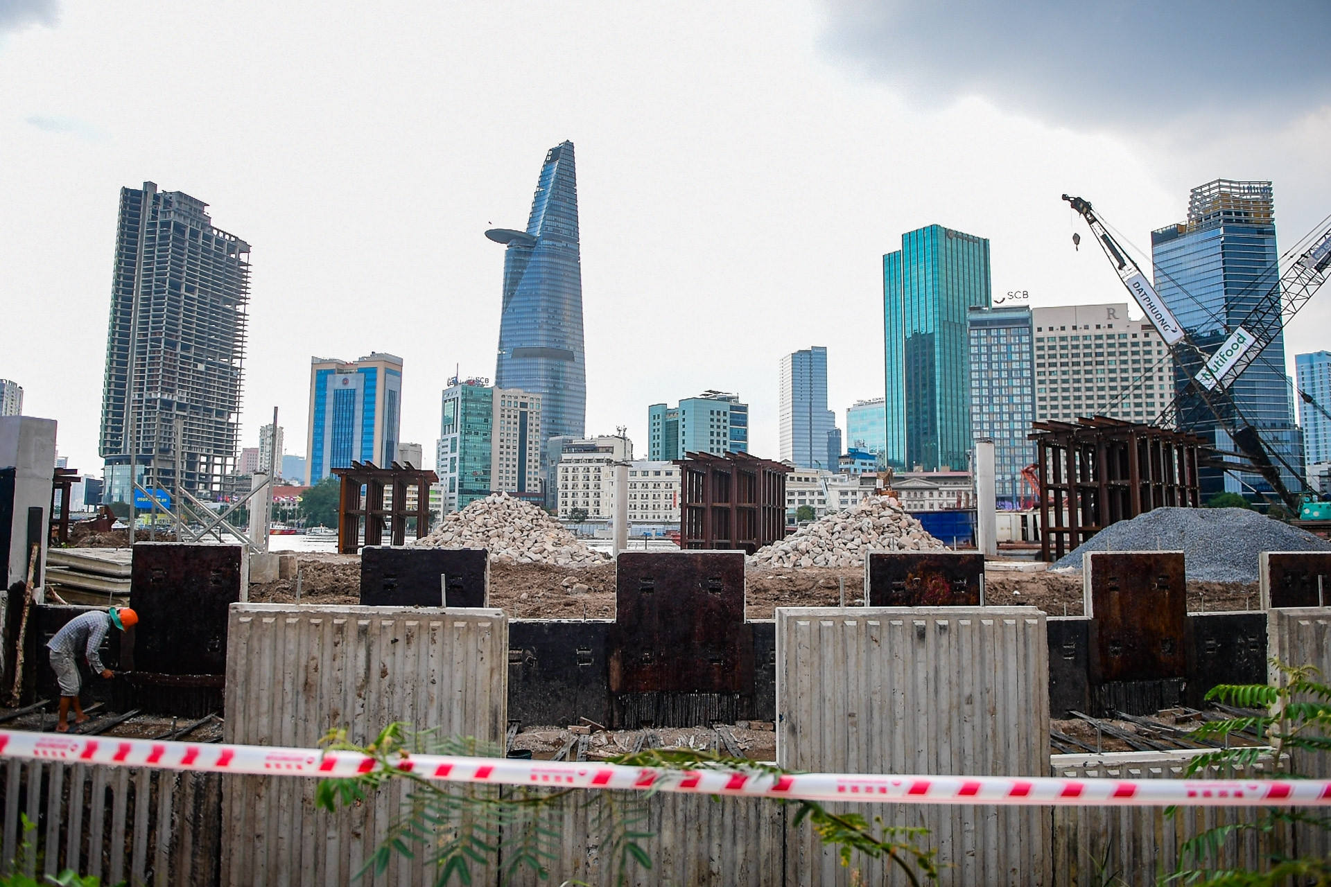 Tiến độ cầu đi bộ nghìn tỷ vượt sông Sài Gòn sau một năm thi công