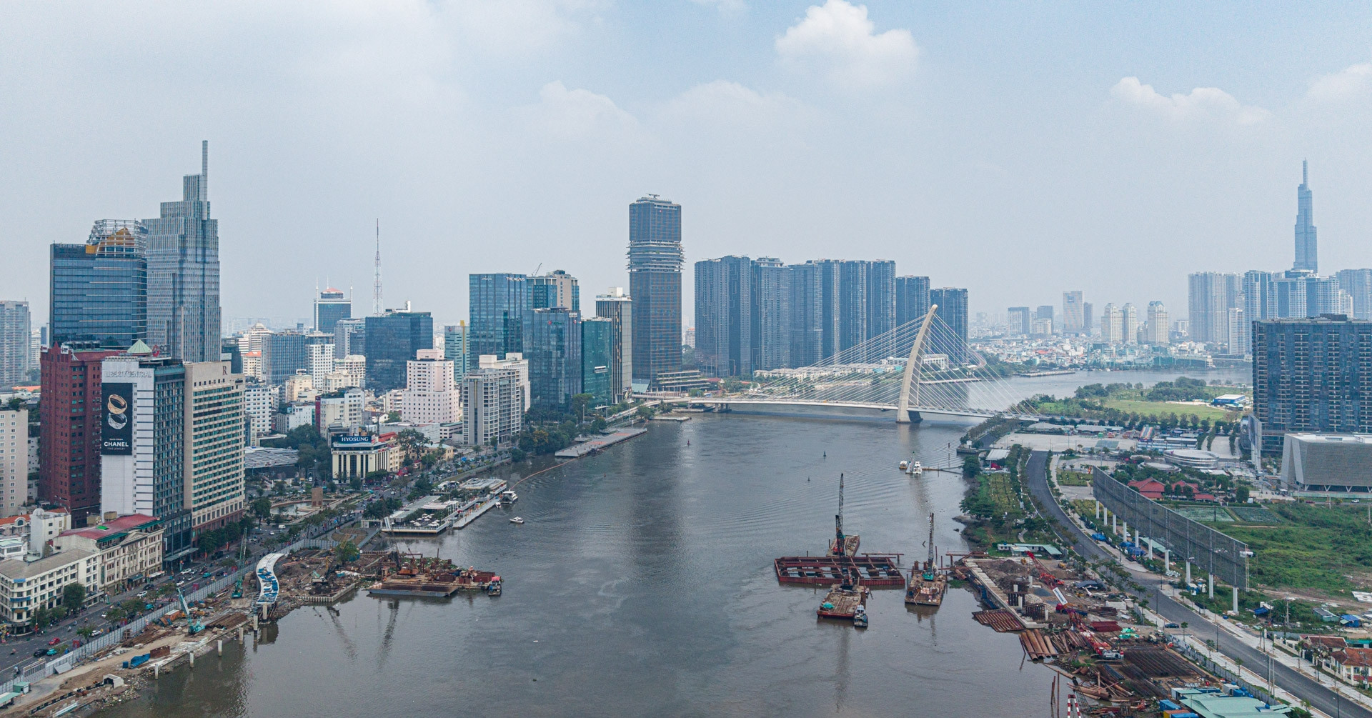 Tiến độ cầu đi bộ nghìn tỷ vượt sông Sài Gòn sau một năm thi công