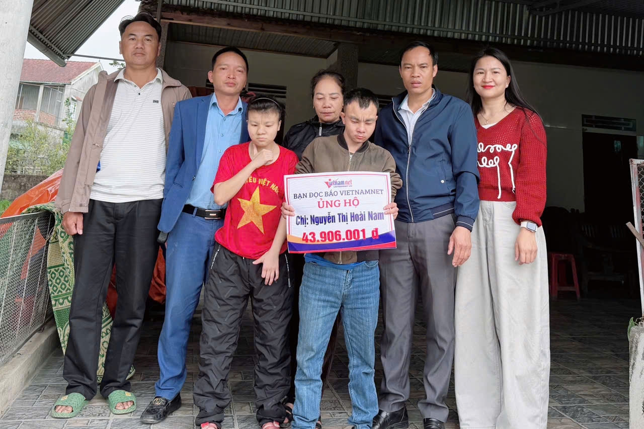 Trao hơn 43 triệu đồng đến người phụ nữ ung thư chăm sóc 2 con tàn tật ở Hà Tĩnh