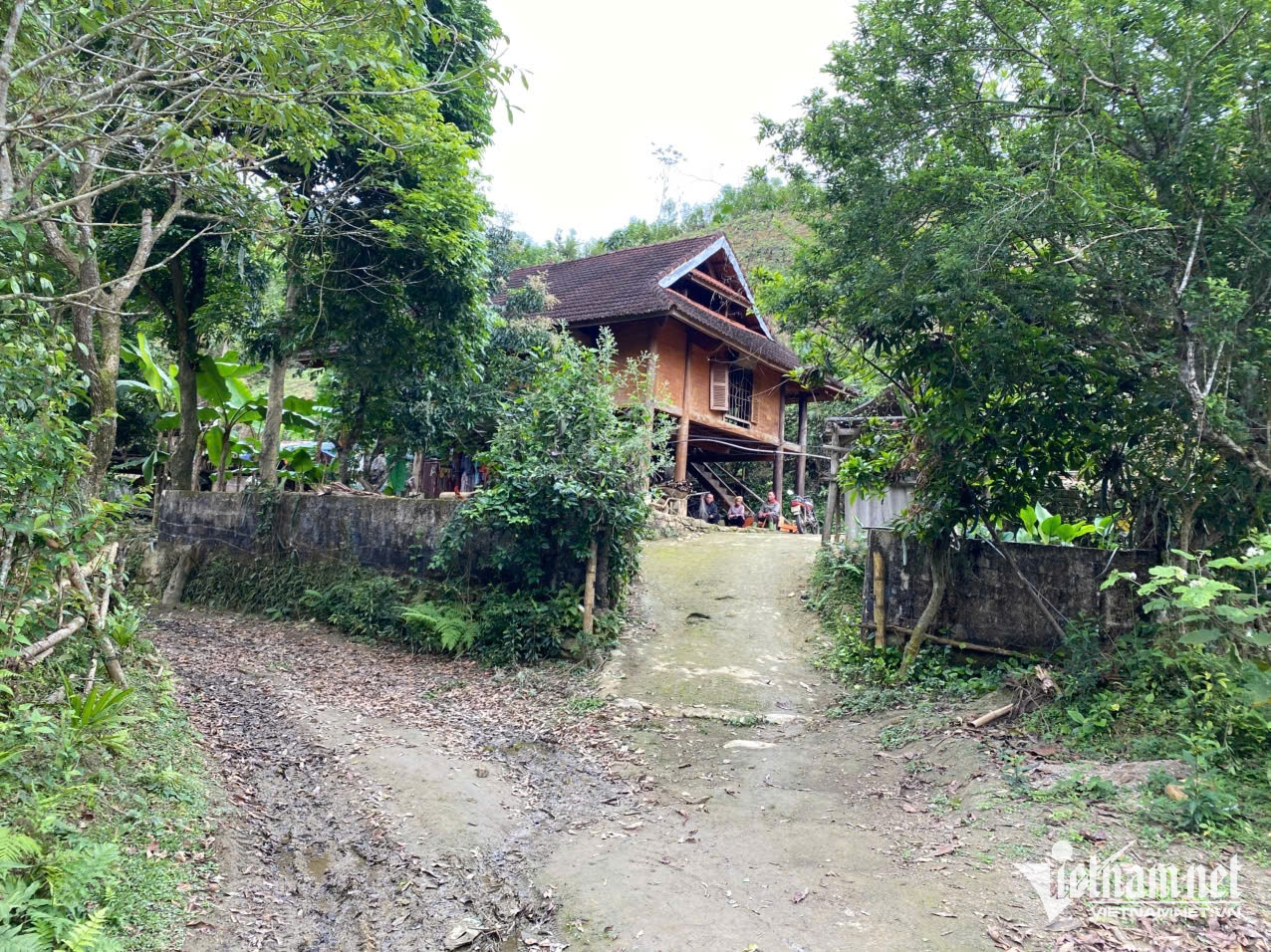 W-Căn nhà ông Vi Văn Hình.jpg