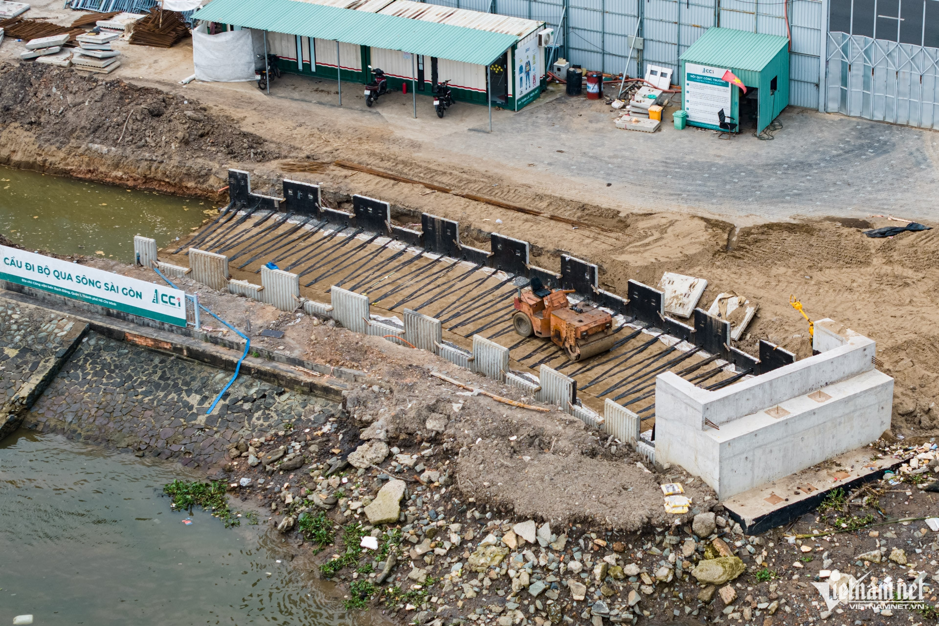 W-cầu đi bộ vượt sông sài gòn 10.jpg