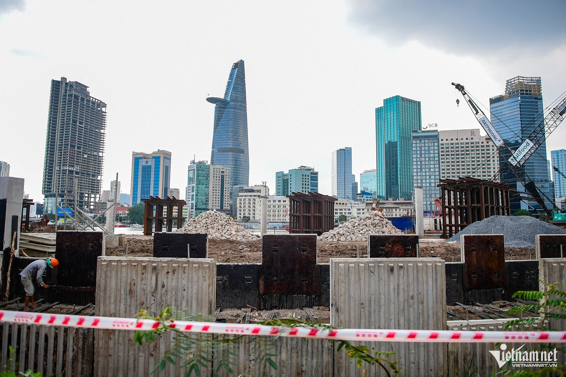 W-cầu đi bộ vượt sông Sài Gòn 2.jpg