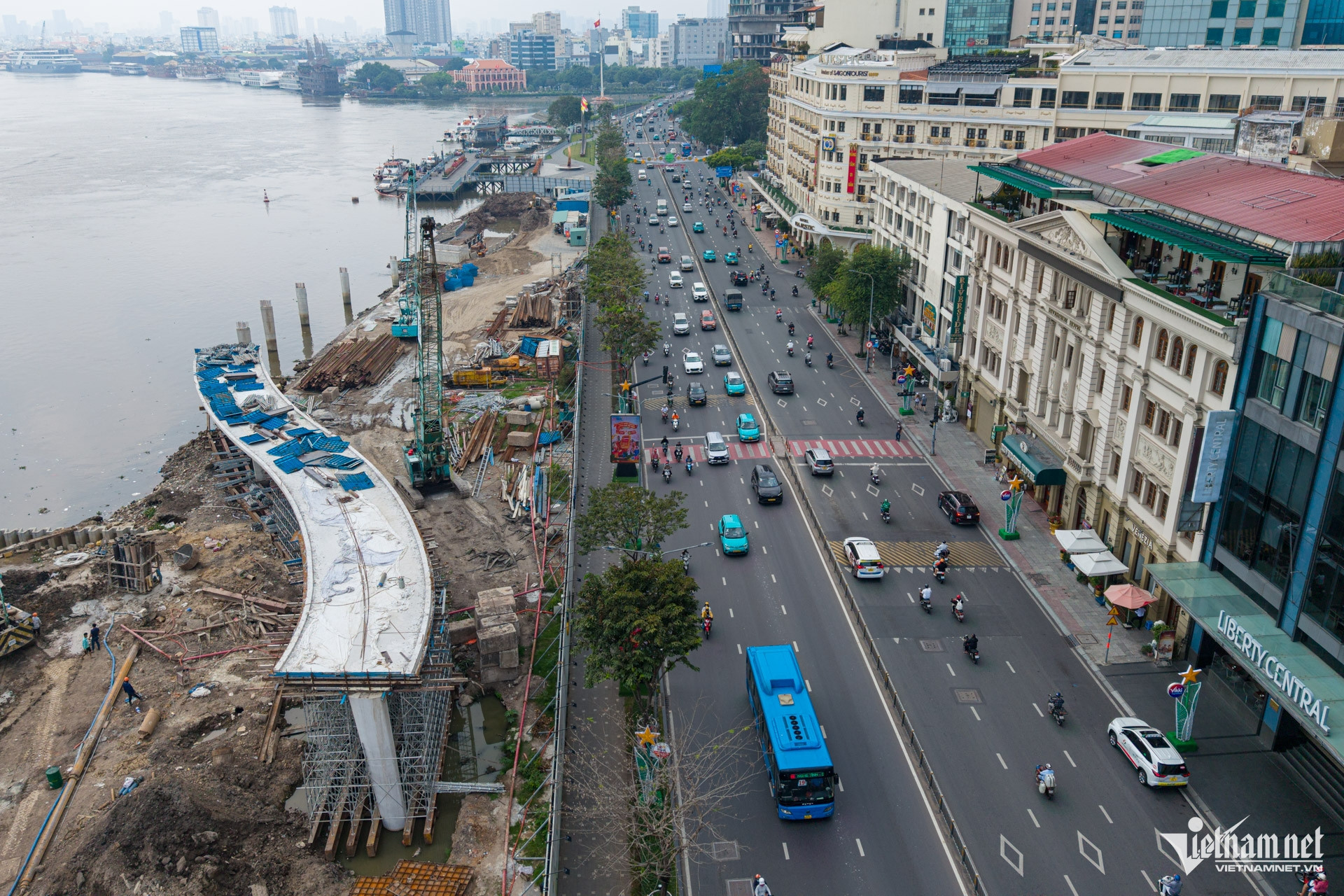 W-cầu đi bộ vượt sông sài gòn 7.jpg