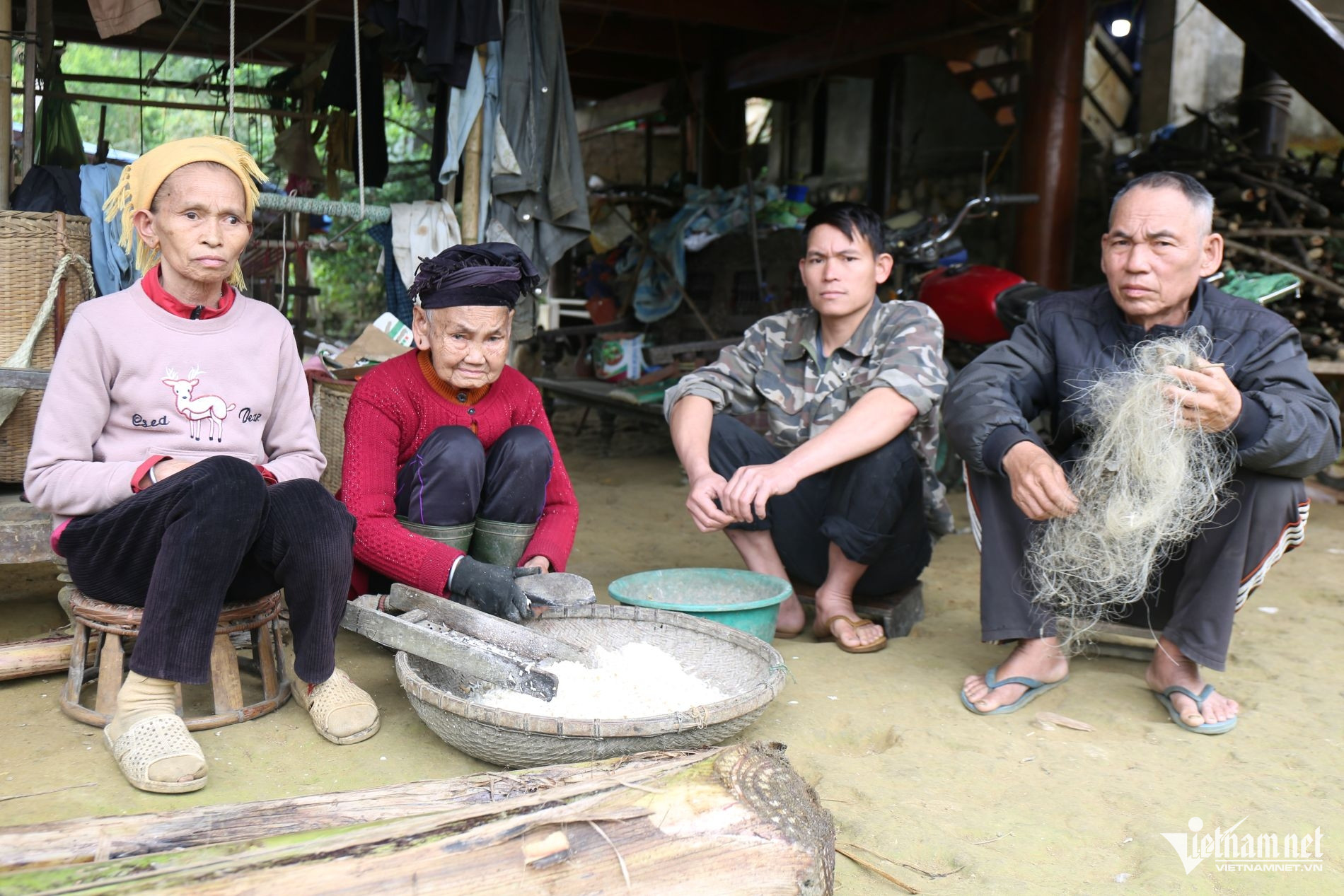 W-Đại gia đình của Vi Văn Nàng đang có 4 con người bệnh tật đau yếu quanh năm.JPG.jpg