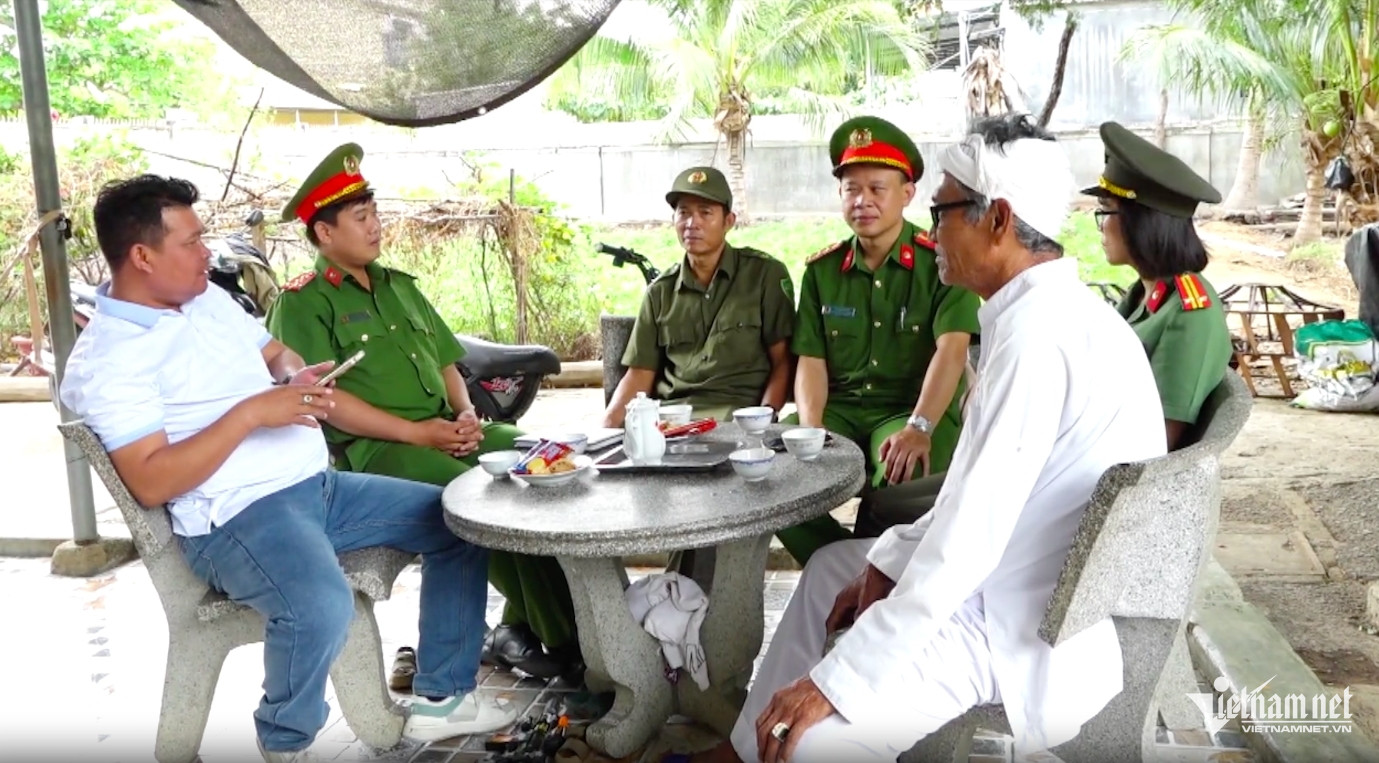 W-Lực lượng chức năng cùng chính quyền địa phương tuyên truyền về bầu cử cho đồng bào Chăm. .jpg