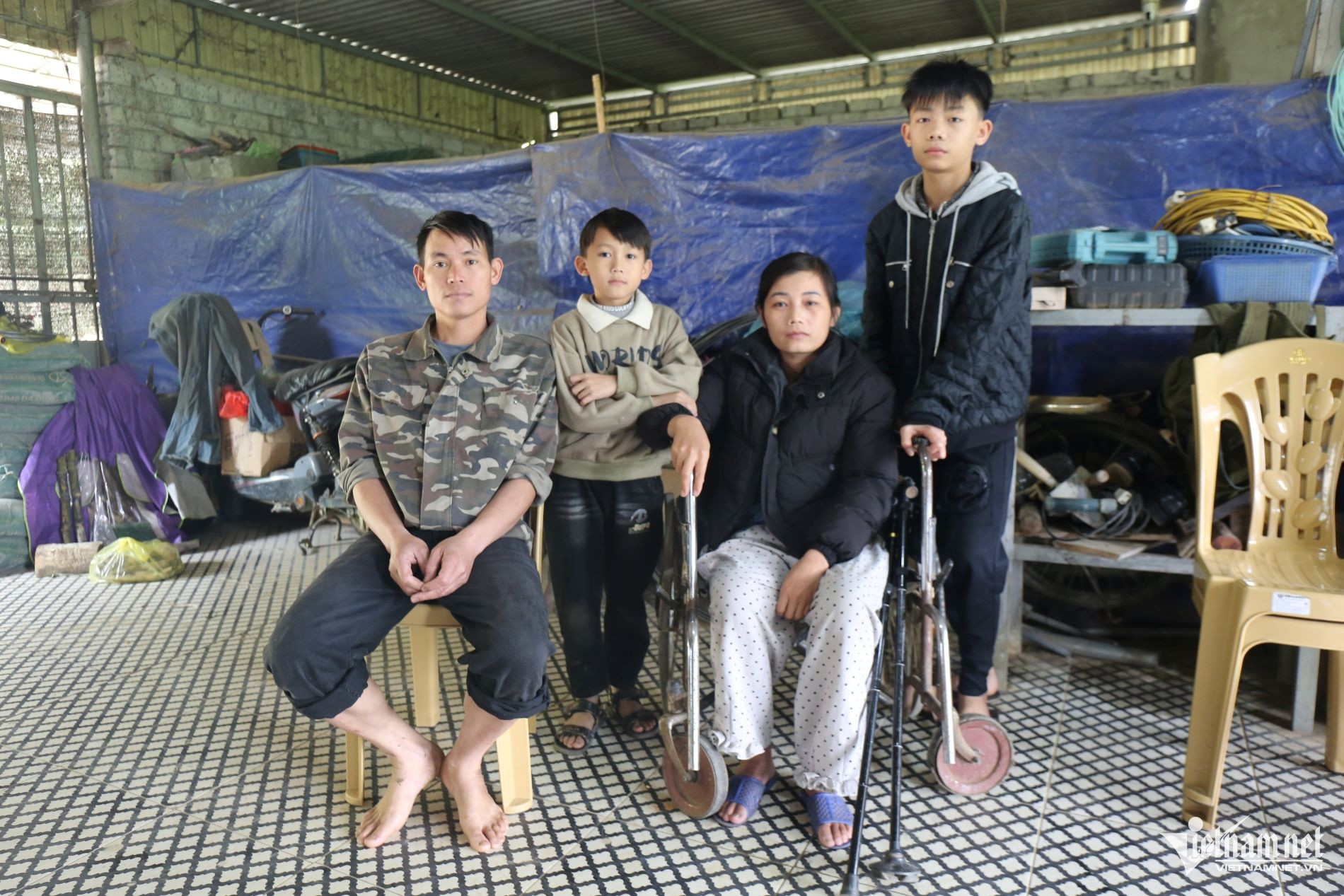 W-Vi Văn Nàng đang gồng gánh căn nhà nhỏ của mình qua những biến cố cuộc đời.JPG.jpg