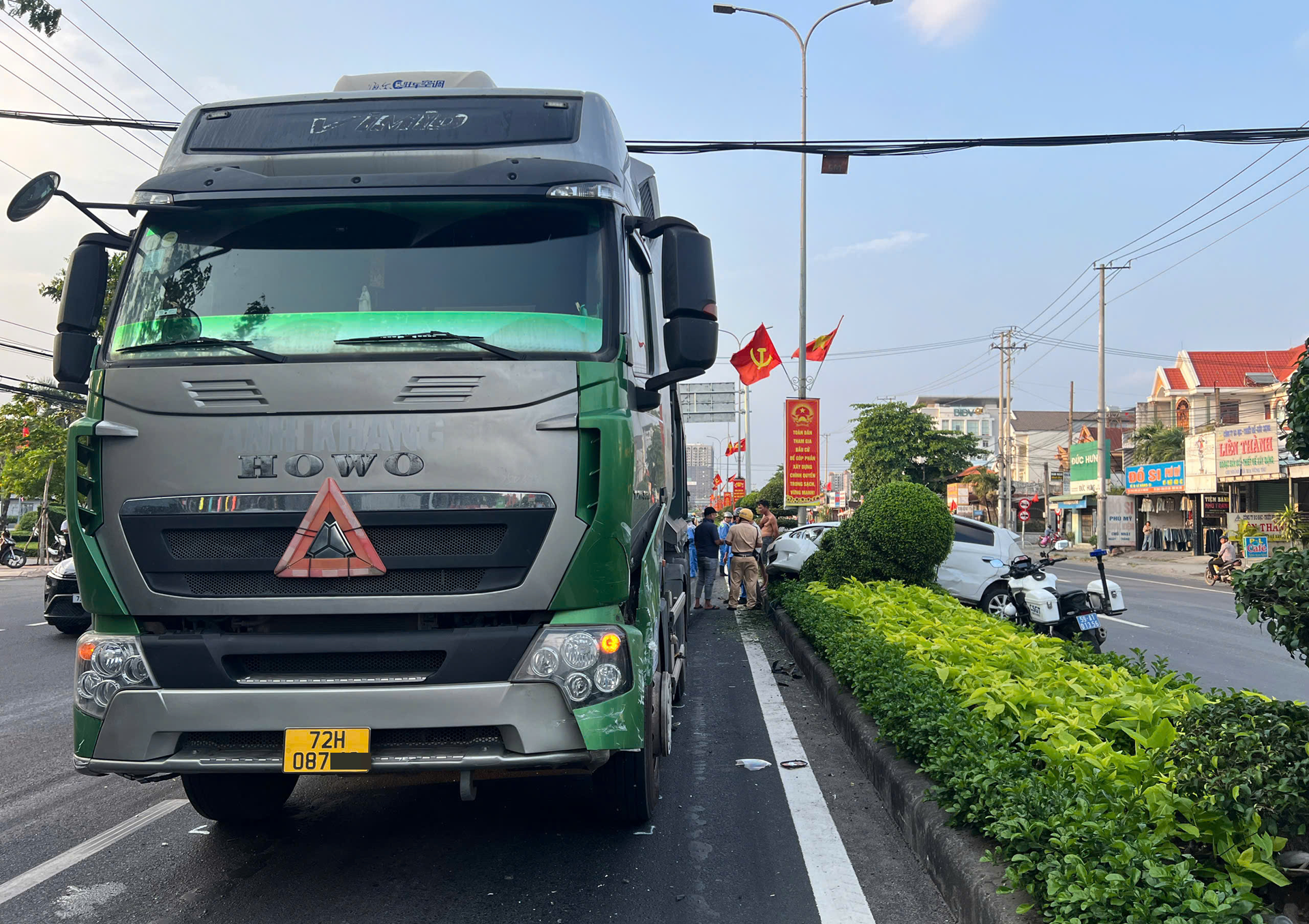 xe ben ủi ô tô 5 chổ văng lên dải phân cách, nổ lốp trên quốc lộ 51 tphcm.png