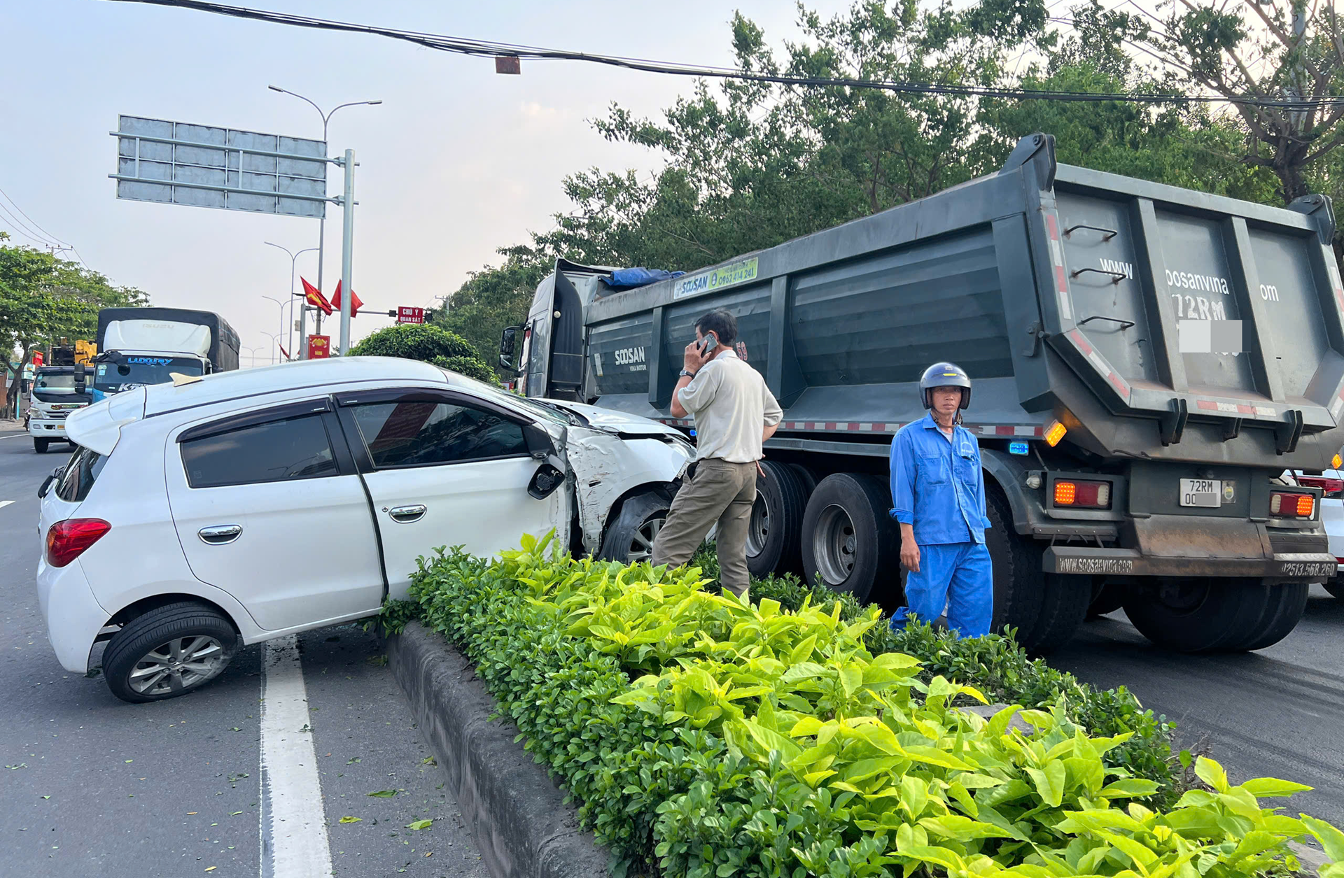 xe ben ủi ô tô 5 chổ văng lên dải phân cách, nổ lốp trên quốc lộ 51 tphcm..png
