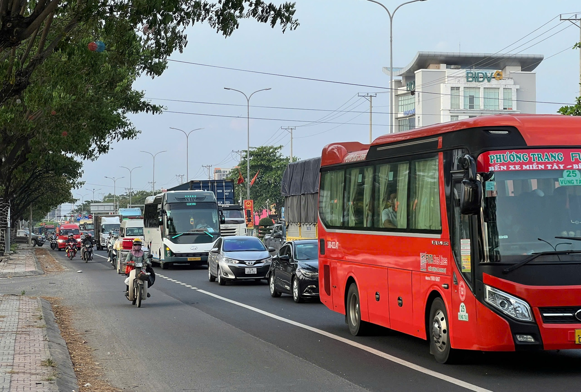 xe ben ủi ô tô 5 chổ văng lên dải phân cách, nổ lốp trên quốc lộ 51 tphcm.1.jpg