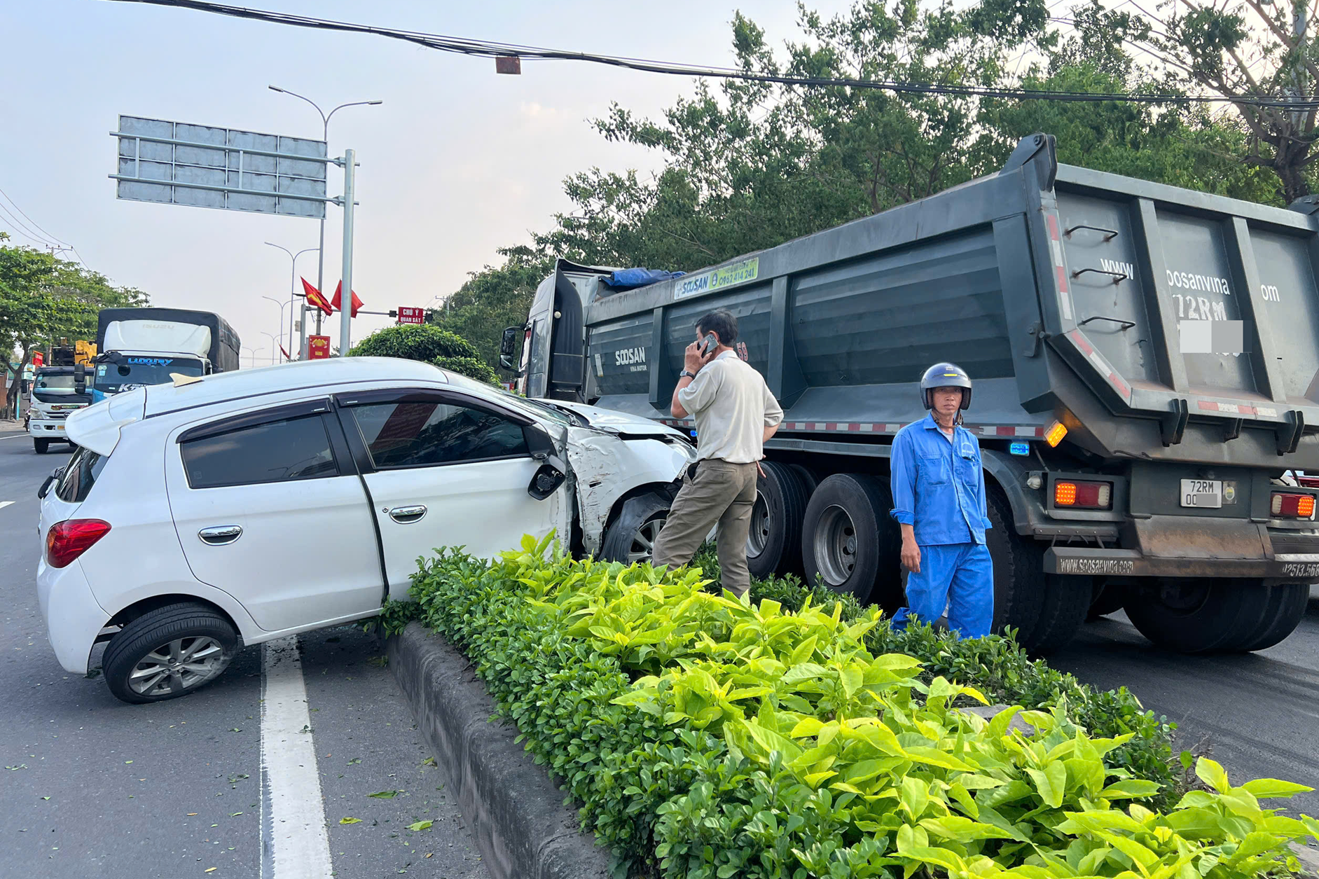 Xe ben ‘ủi’ ô tô văng lên dải phân cách nhiều người hoảng sợ