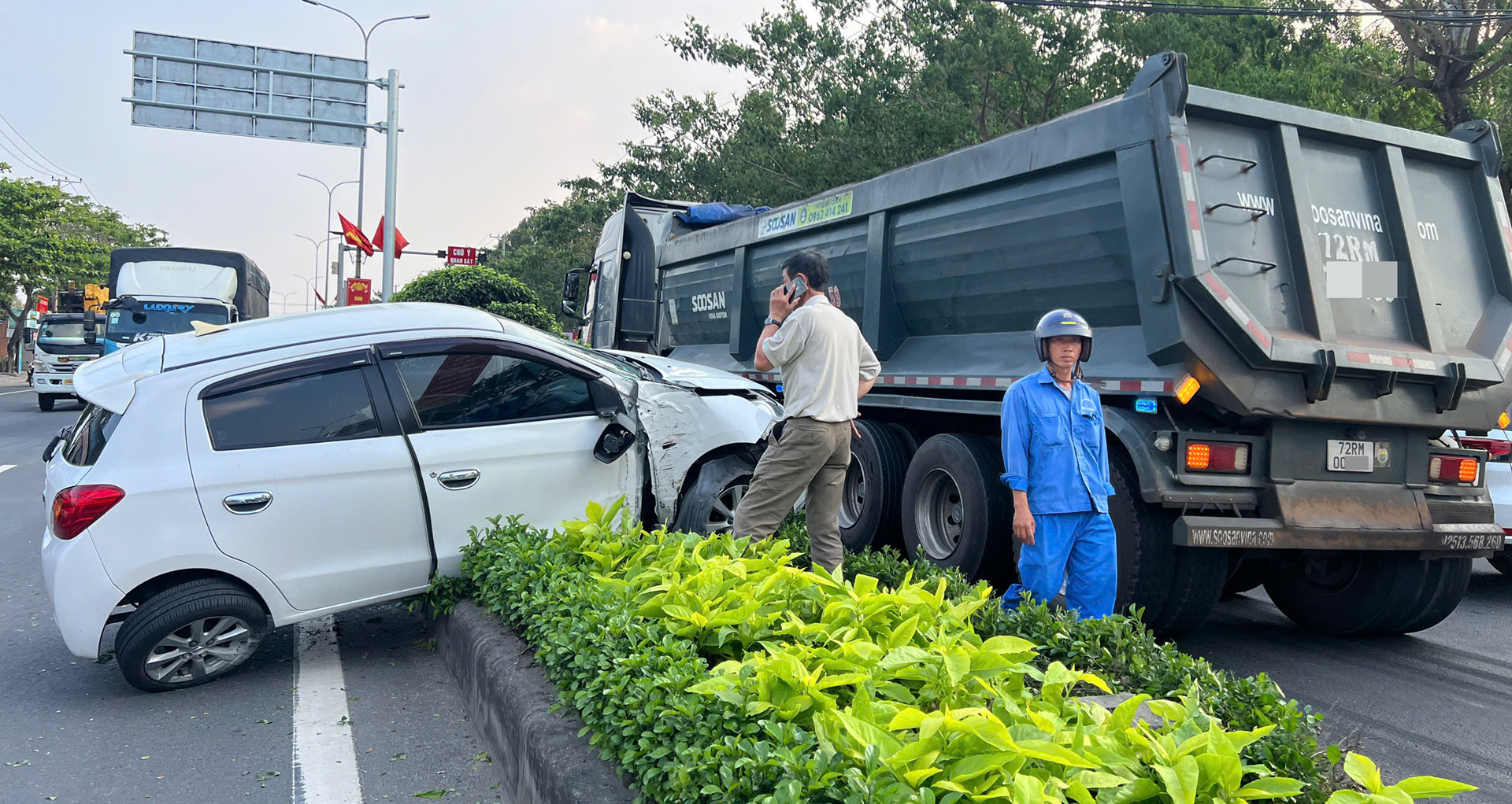 Xe ben ‘ủi’ ô tô văng lên dải phân cách nhiều người hoảng sợ