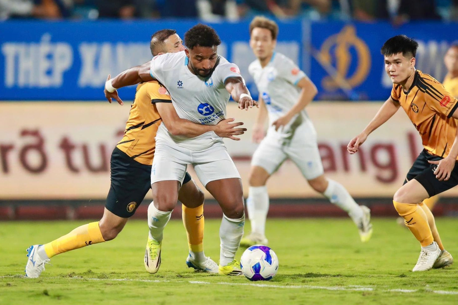 Xuân Son ghi dấu ấn, Nam Định thắng trận thứ ba liên tiếp