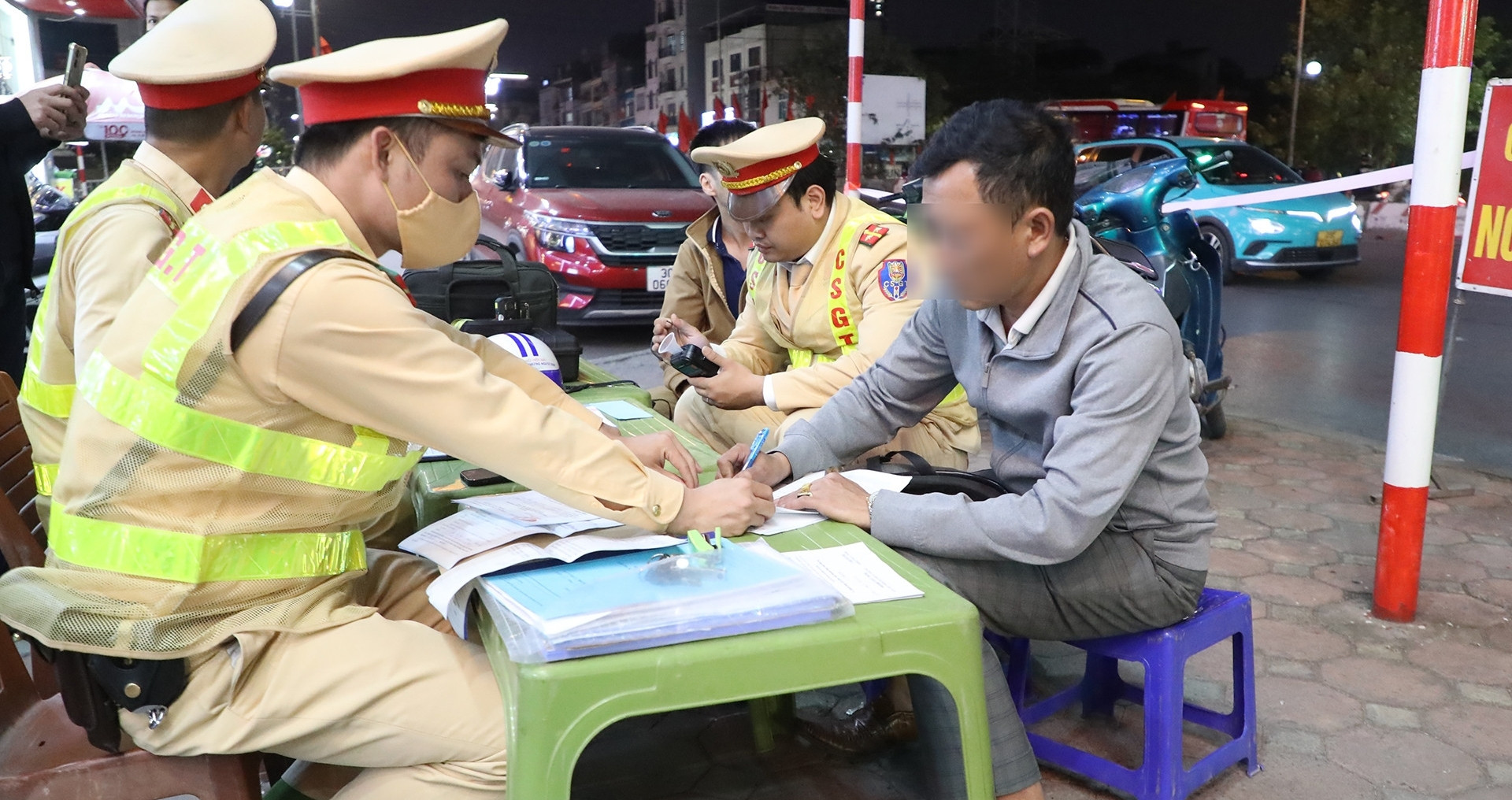Bản tin sáng 14/3: Vi phạm nồng độ cồn lần 2 trong tháng, người đàn ông bỏ xe