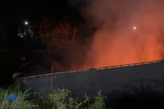 Bản tin cuối ngày 14/3: Xe đầu kéo gặp tai nạn rồi bốc cháy, tài xế tử vong Bản tin cuối ngày 14/3: Xe đầu kéo gặp tai nạn rồi bốc cháy, tài xế tử vong