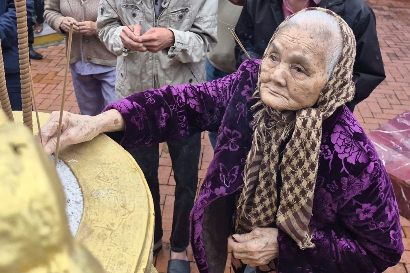 38 năm Gạc Ma: Xúc động hình ảnh mẹ 94 tuổi run run thắp nén hương cho con trai