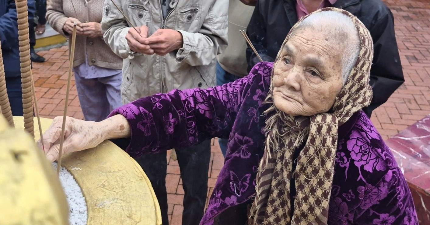 38 năm Gạc Ma: Xúc động hình ảnh mẹ 94 tuổi run run thắp nén hương cho con trai