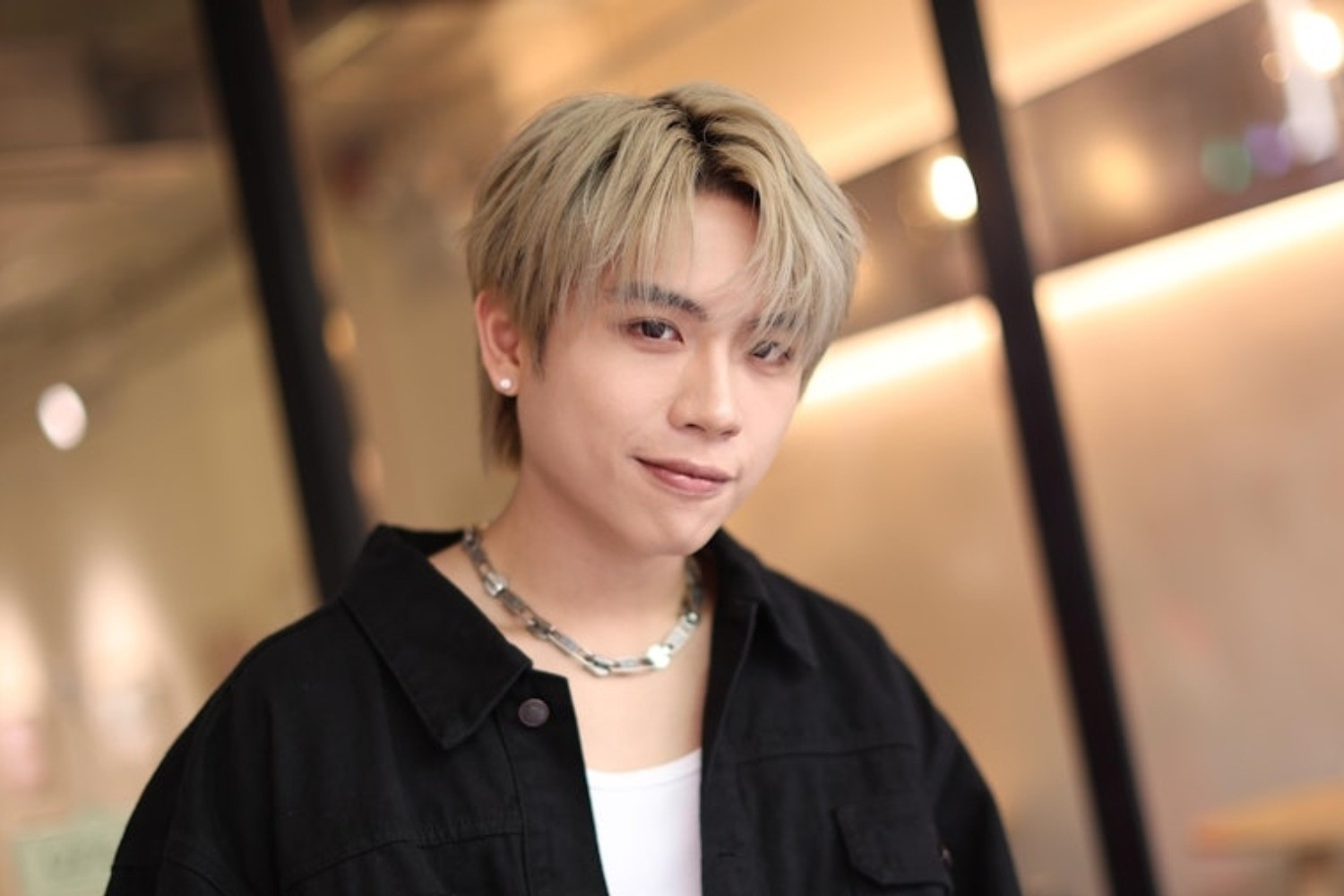 Bắt tạm giam nam ca sĩ 20 tuổi