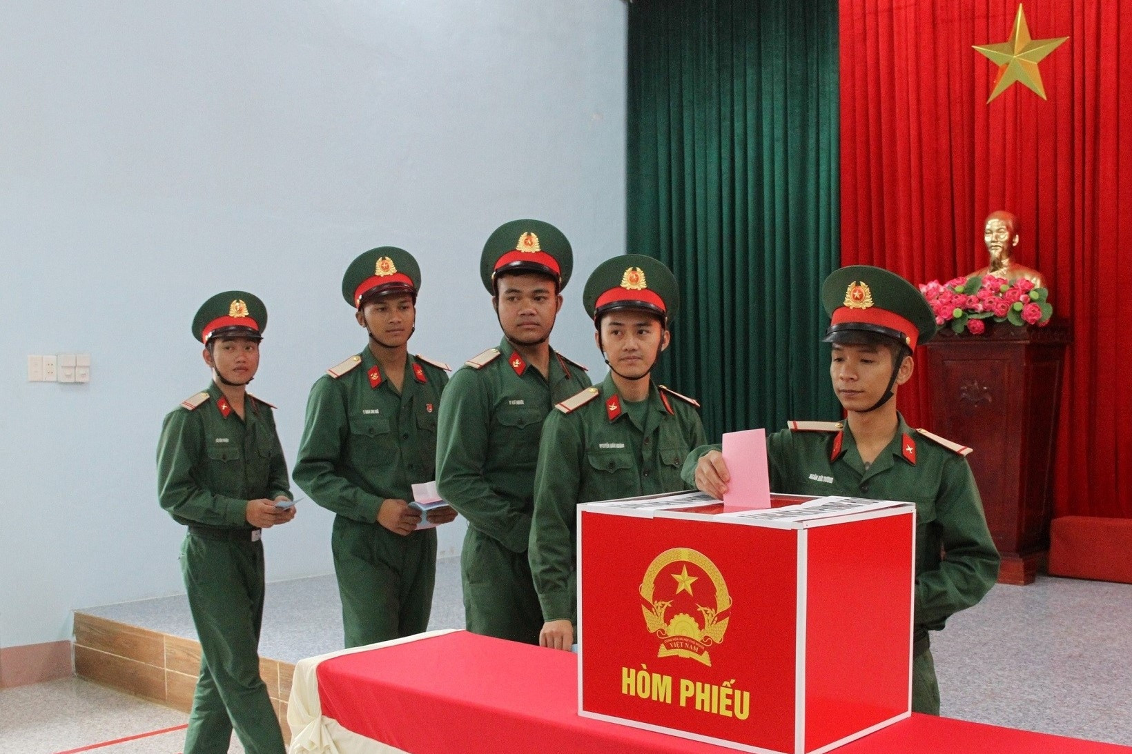 Chiến sĩ mới hân hoan trong lần đầu tiên thực hiện quyền bầu cử