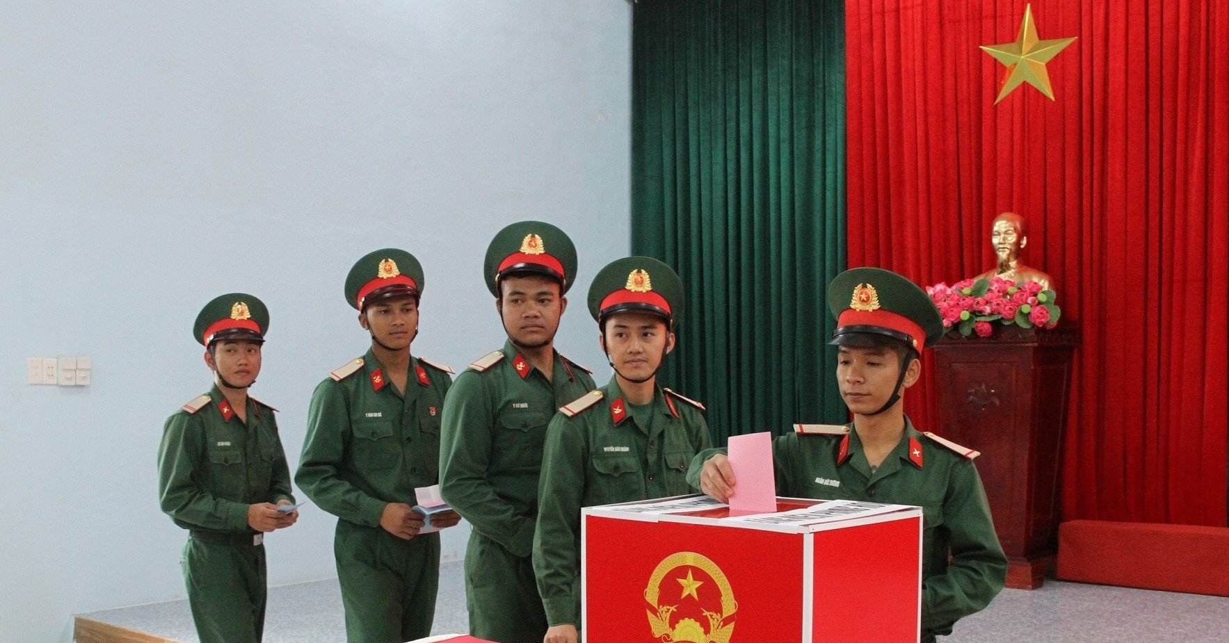 Chiến sĩ mới hân hoan trong lần đầu tiên thực hiện quyền bầu cử