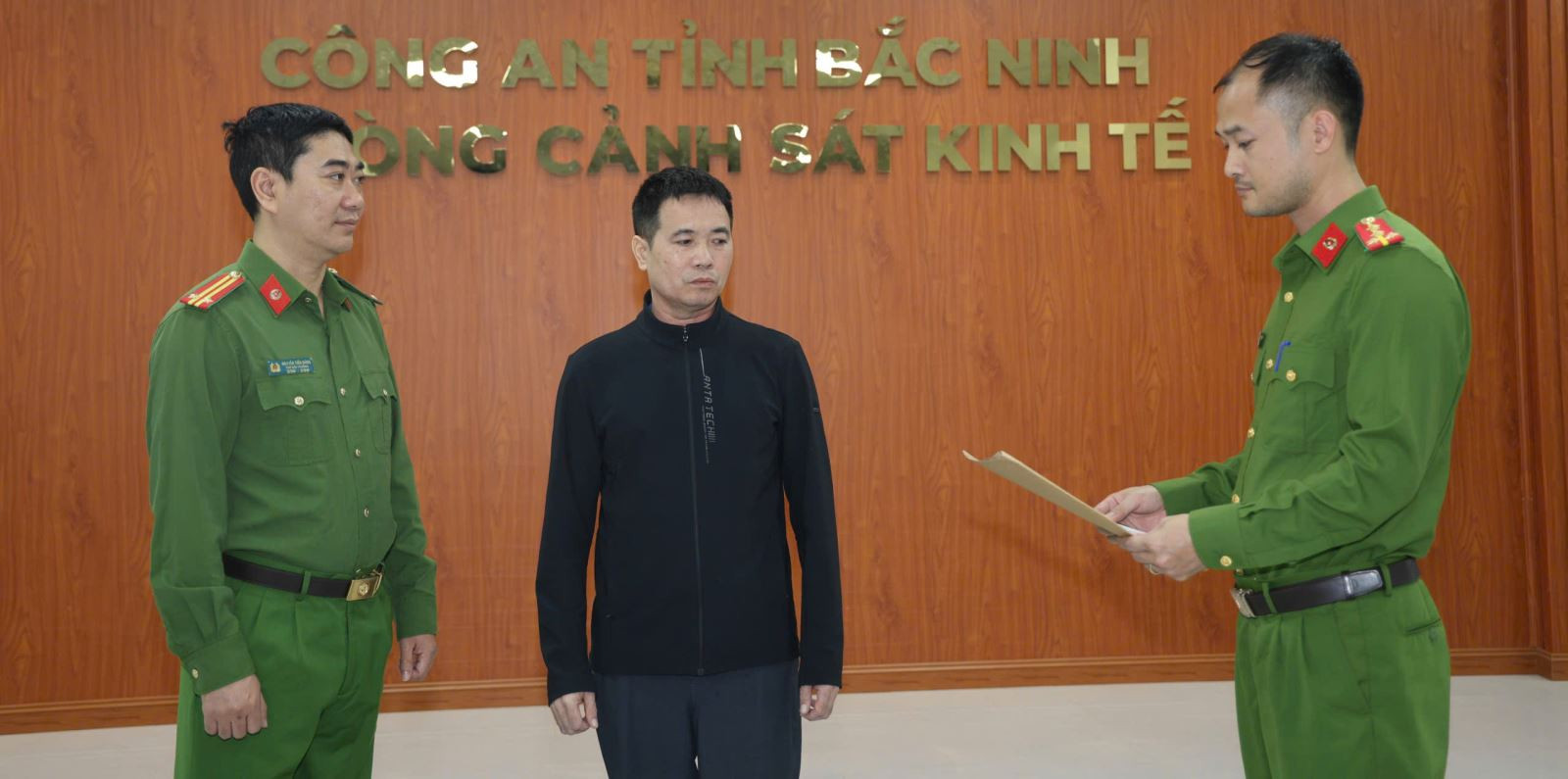 Cơ quan Cảnh sát điều tra công bố các Quyết định khởi tố vụ án, khởi tố bị can và ra Lệnh bắt bị can để tạm giam đối với Nguyễn Công Khương (2).jpg