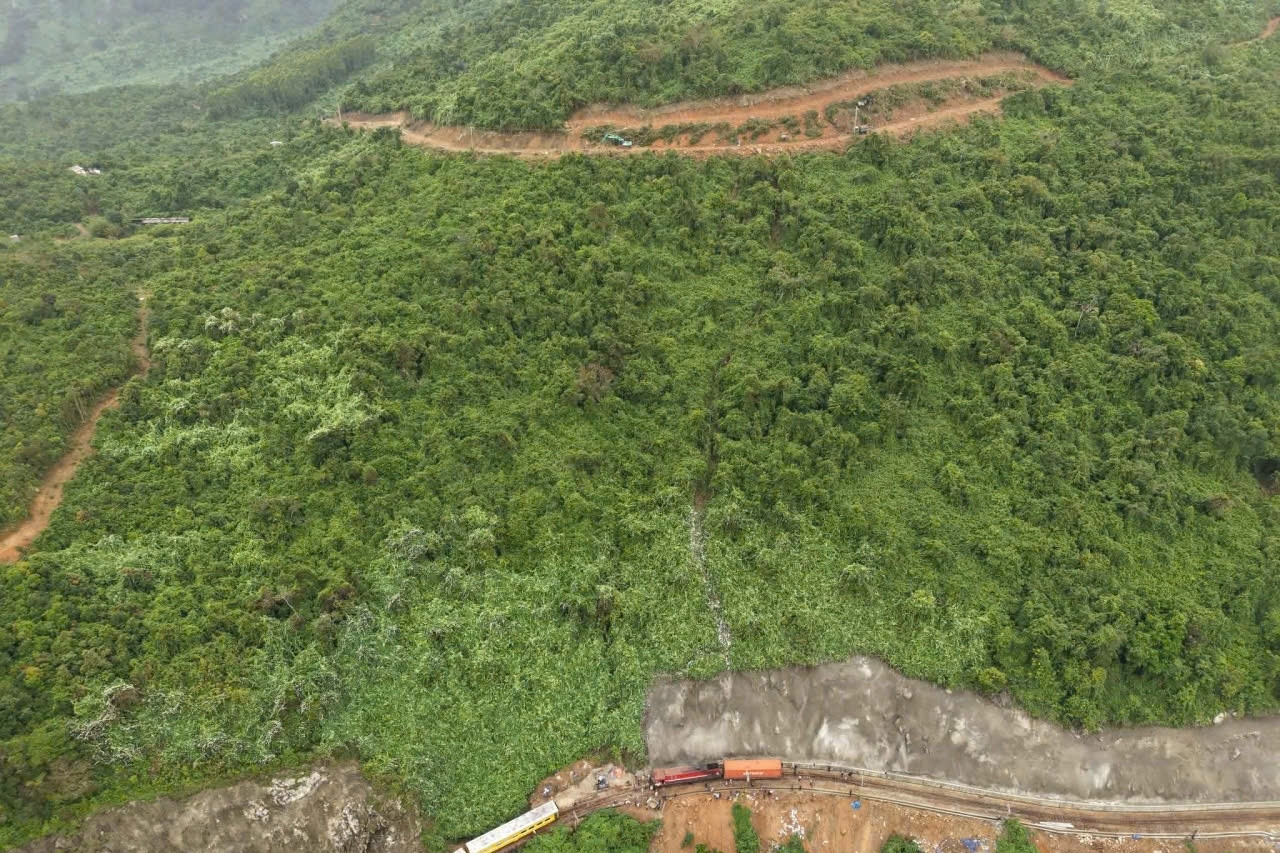 Đá tiếp tục rơi trên đèo Hải Vân, đường sắt tạm dừng chạy tàu