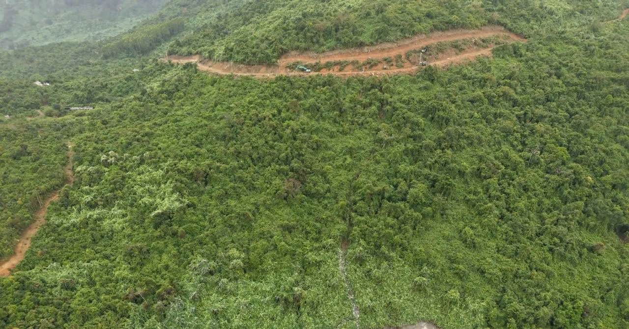 Đá tiếp tục rơi trên đèo Hải Vân, đường sắt tạm dừng chạy tàu