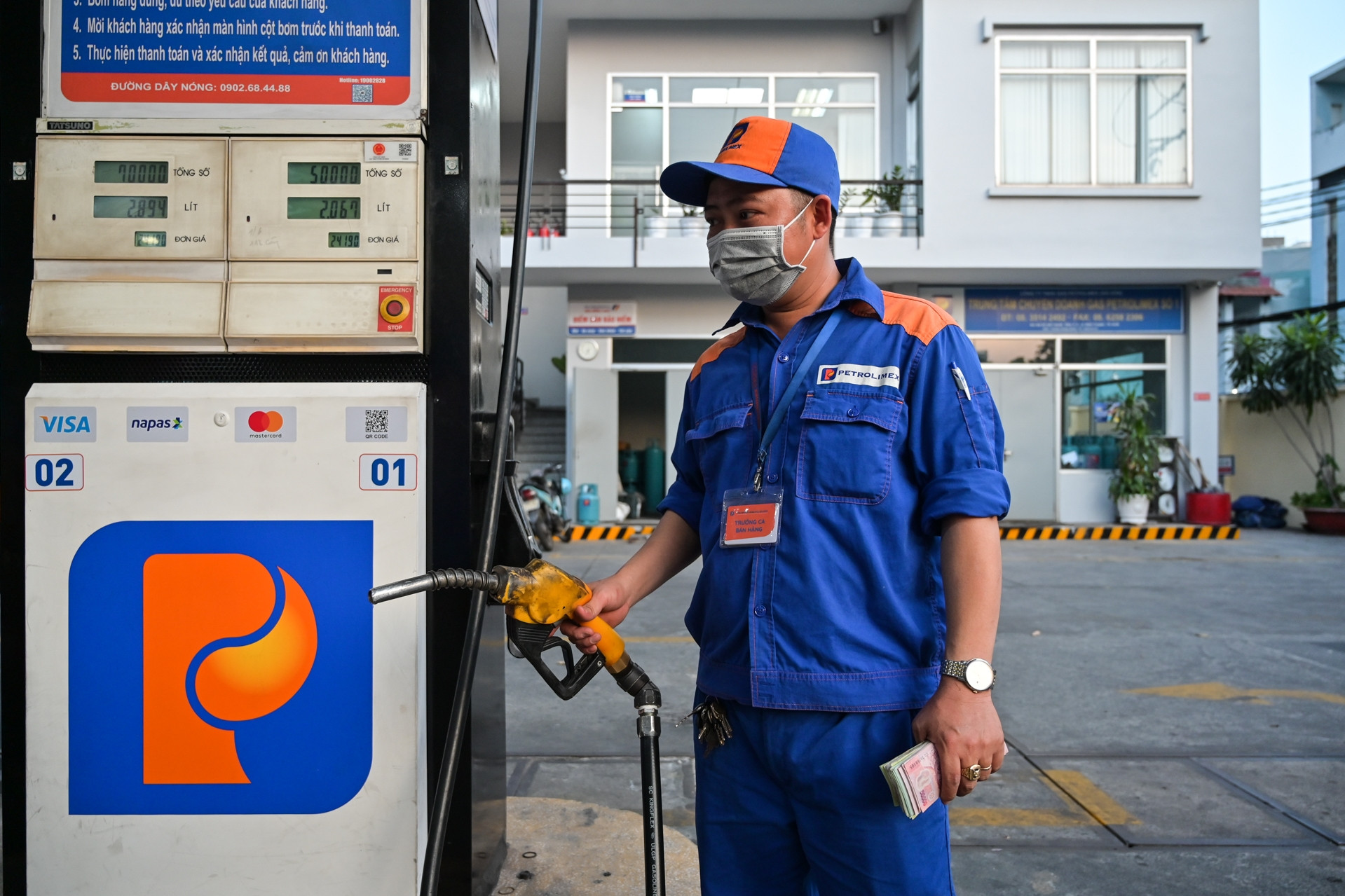 Giá xăng dầu đồng loạt giữ nguyên trong phiên điều hành đêm 13/3