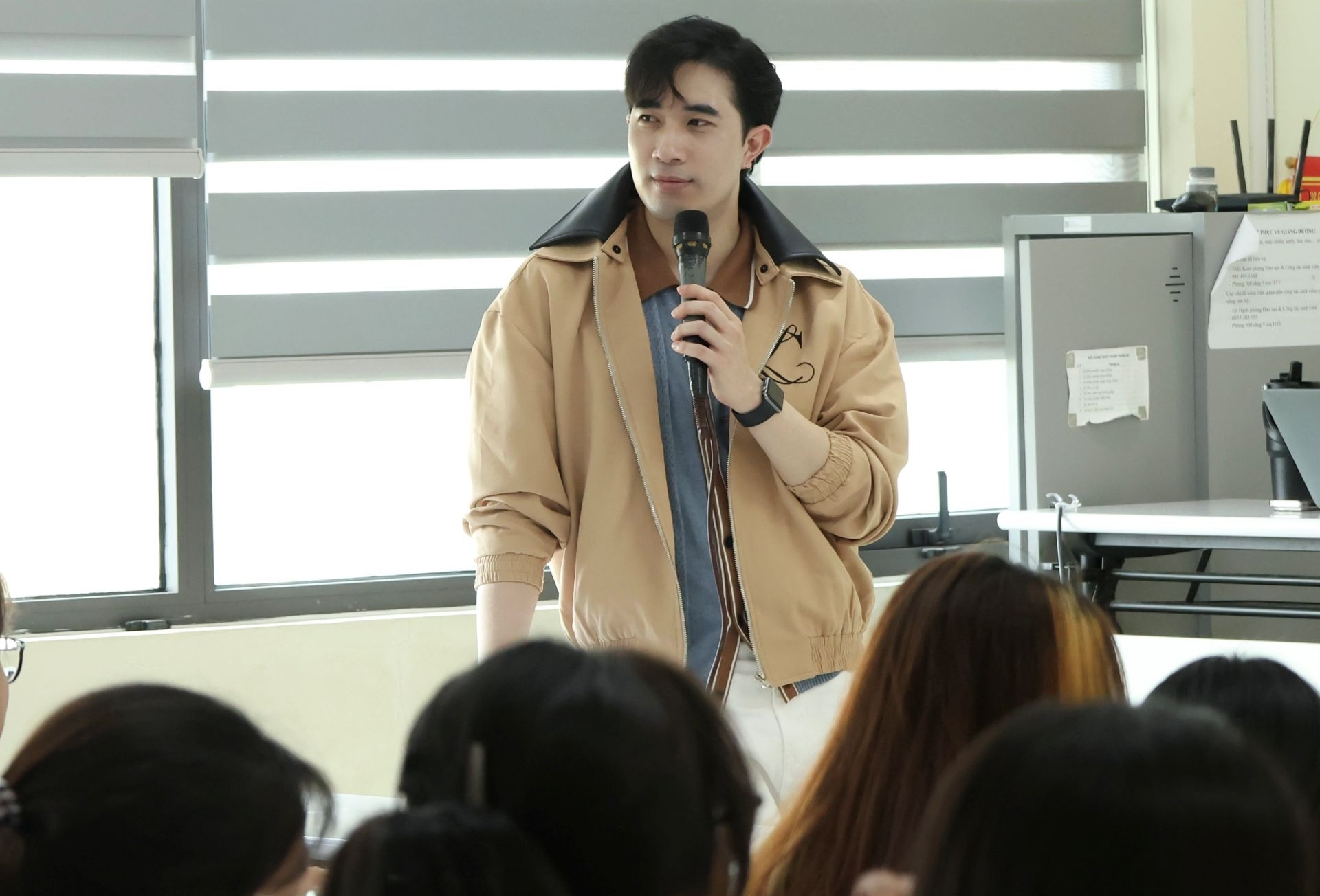 Giảng viên Gen Z thu hút vì vẻ ngoài như nam thần, cách dạy học càng gây chú ý