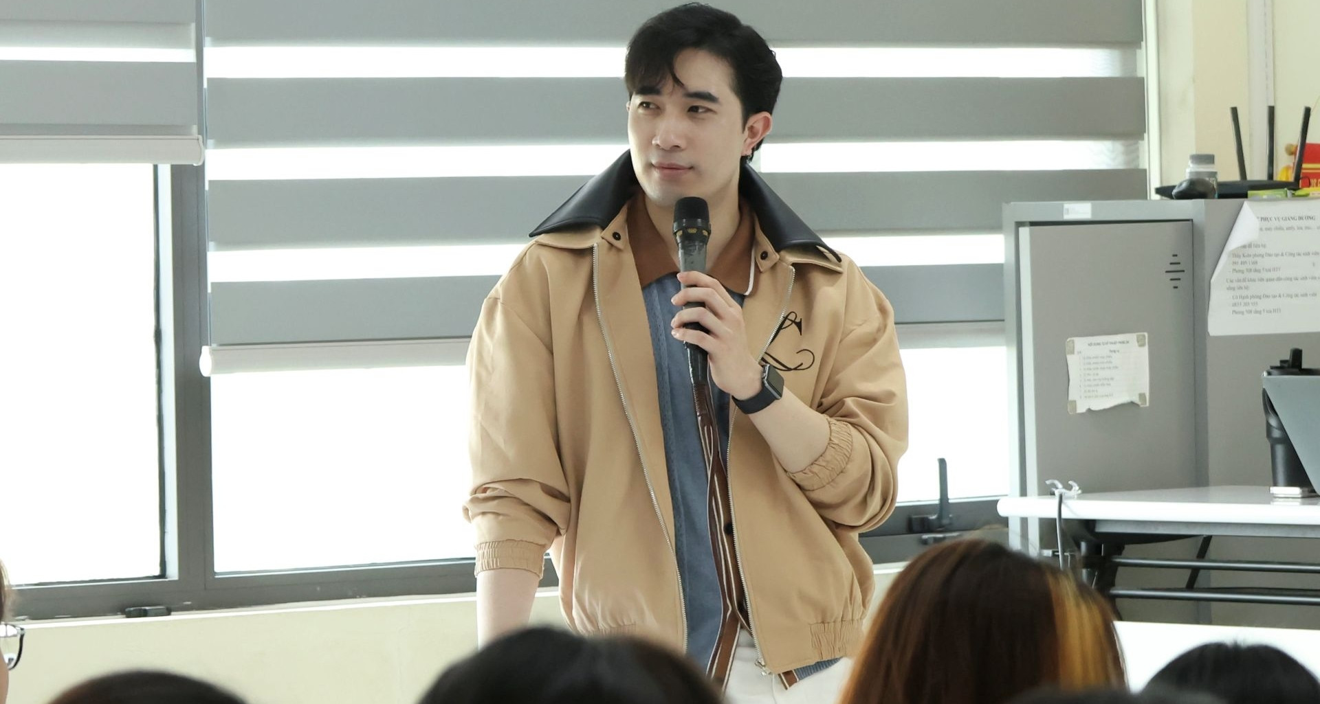 Giảng viên Gen Z thu hút vì vẻ ngoài như nam thần, cách dạy học càng gây chú ý