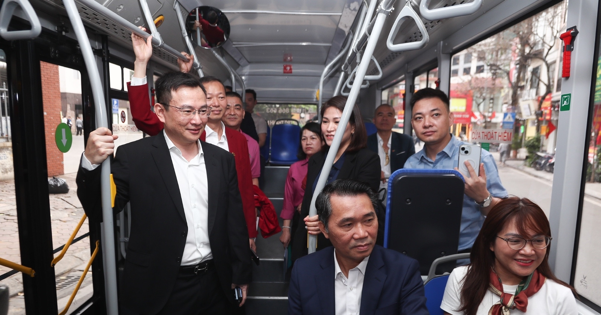 Hà Nội hành động để 'kéo' người dân đi xe buýt, tàu điện