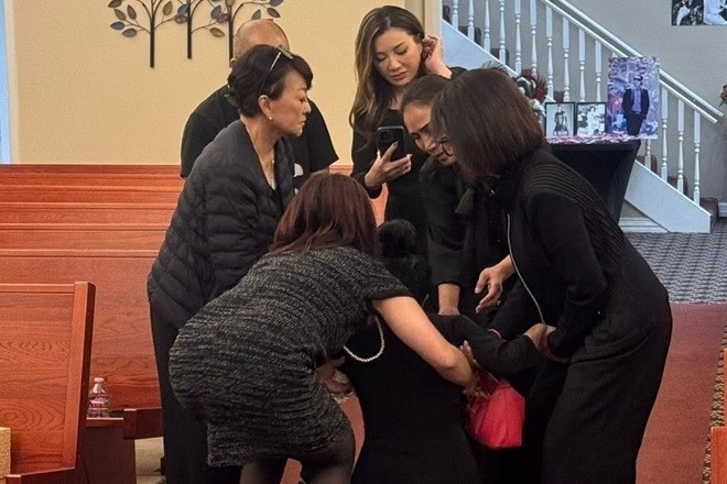 Mẹ ca sĩ Kasim Hoàng Vũ đứng không vững, tiễn con trong đau đớn