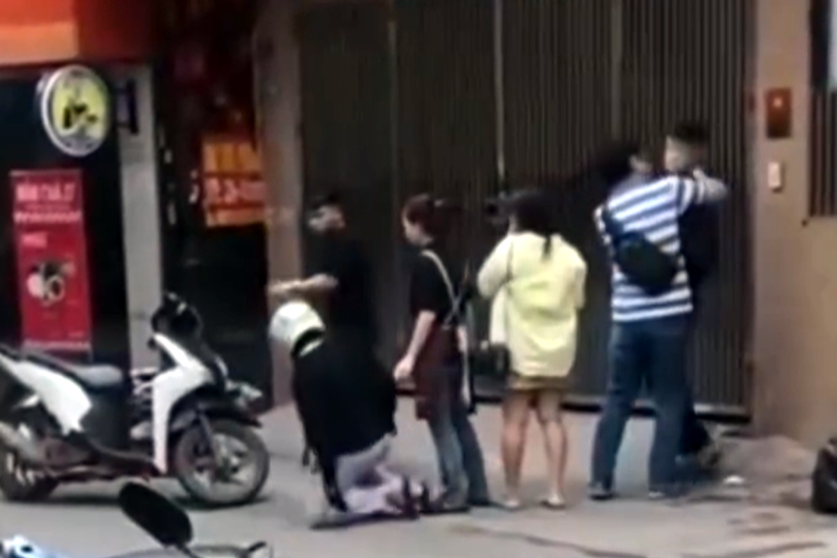 Nghi mâu thuẫn trong quán, nam thanh niên bị đánh giữa đường ở Hà Nội
