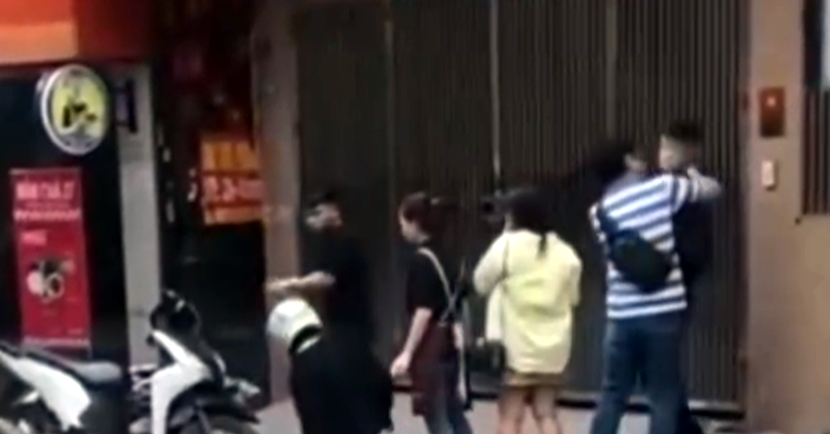 Nghi mâu thuẫn trong quán, nam thanh niên bị đánh giữa đường ở Hà Nội