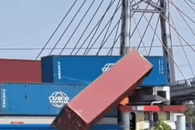 Nguyên nhân tàu 4.000 tấn vướng dây điện, container rơi ở kênh Chợ Gạo