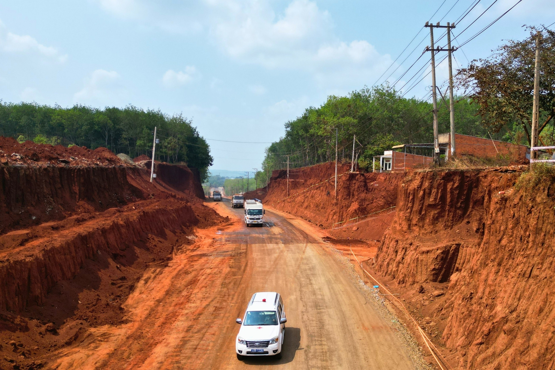 Nhà cheo leo trên vách đất vì làm đường: Đồng Nai yêu cầu chủ đầu tư xin lỗi dân